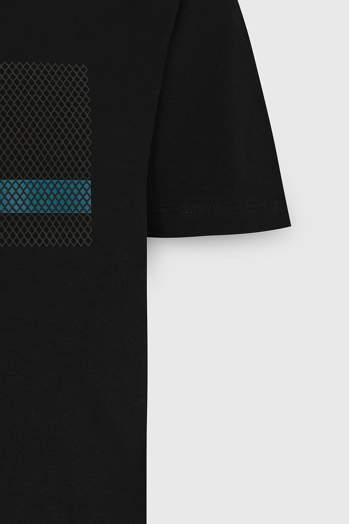 Men's black slim fit narrow cut bicycle collar printed cotton t -shirt