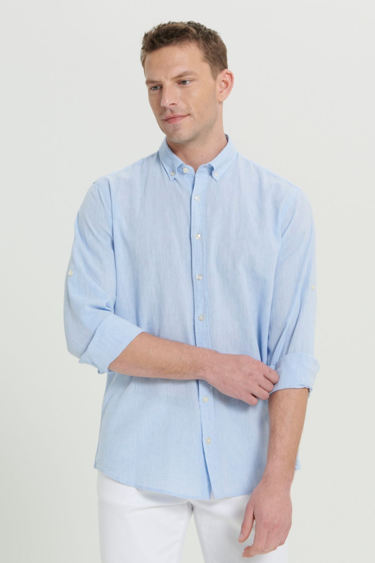 Men's light blue linen comfort fit comfortable cut buttoned collar casual shirt