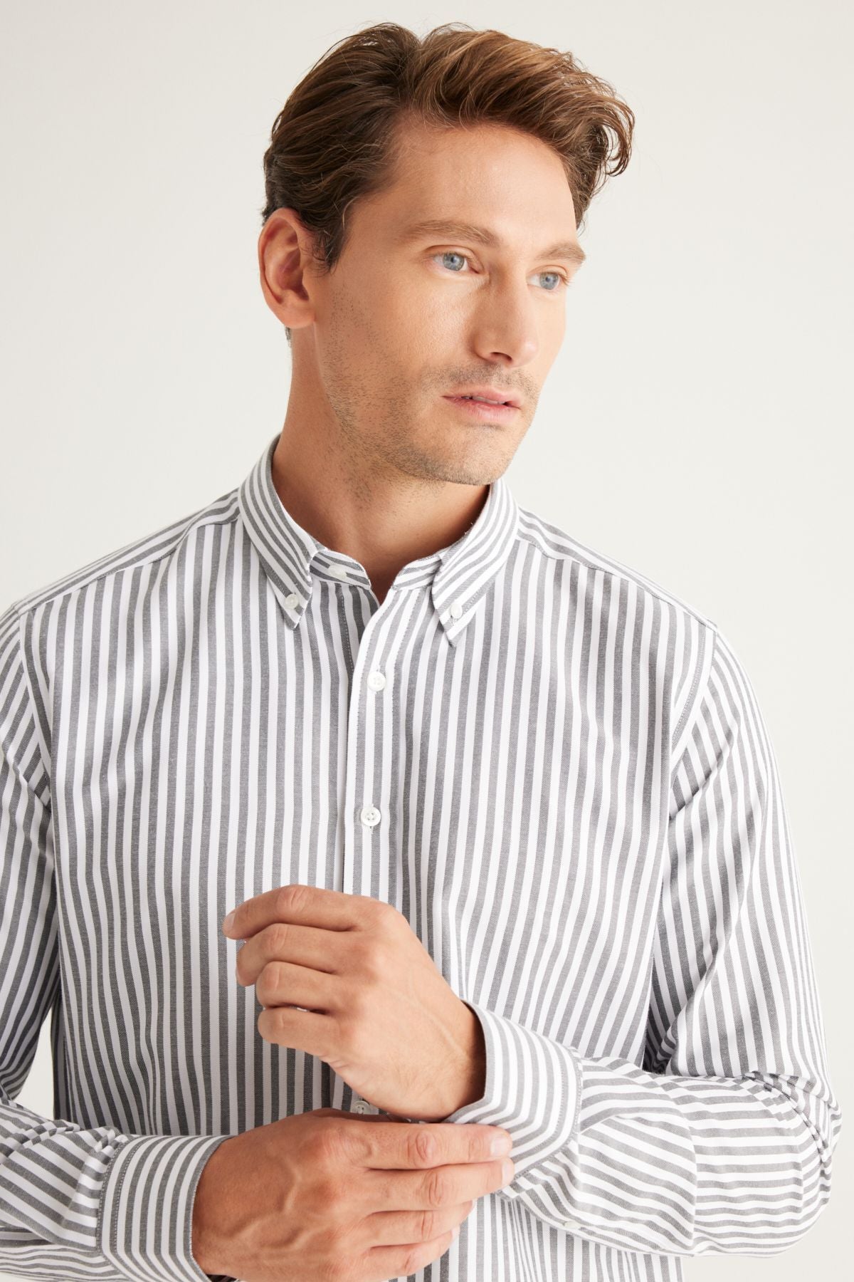 Men's black-and-white slim fit narrow cut buttoned collar cotton striped shirt