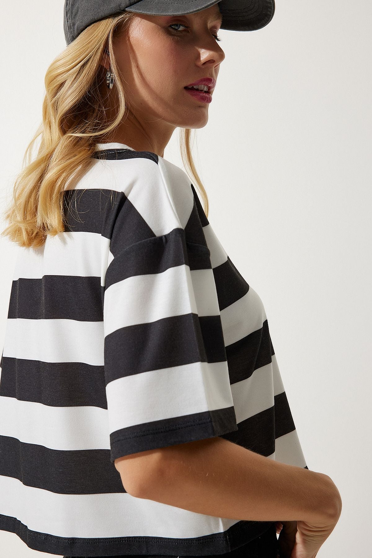 Woman White Black Bicycle Collar Striped Crop Knitting T-shirt HF00452
