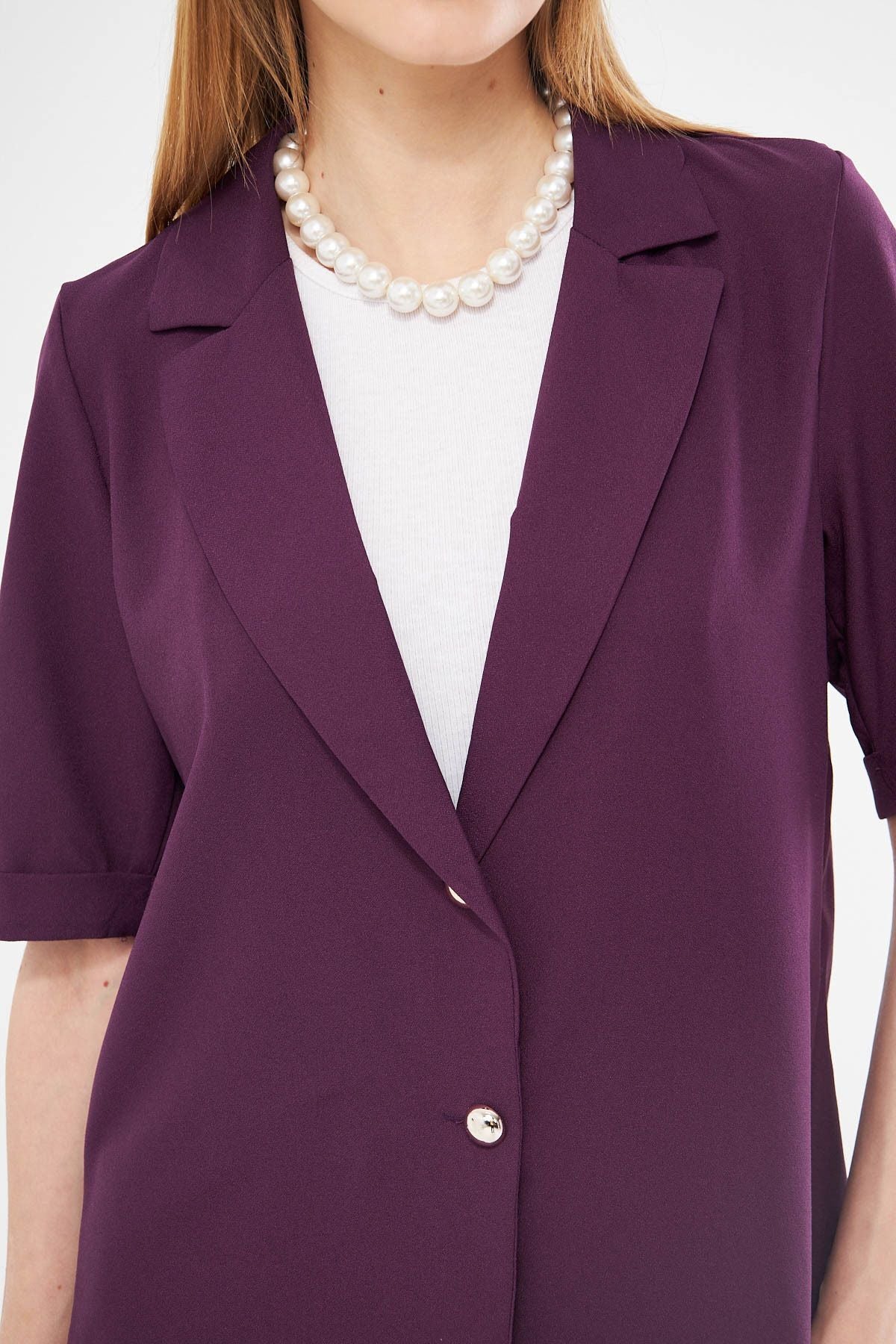 Woman purple short sleeve two buttoned oversize jacket