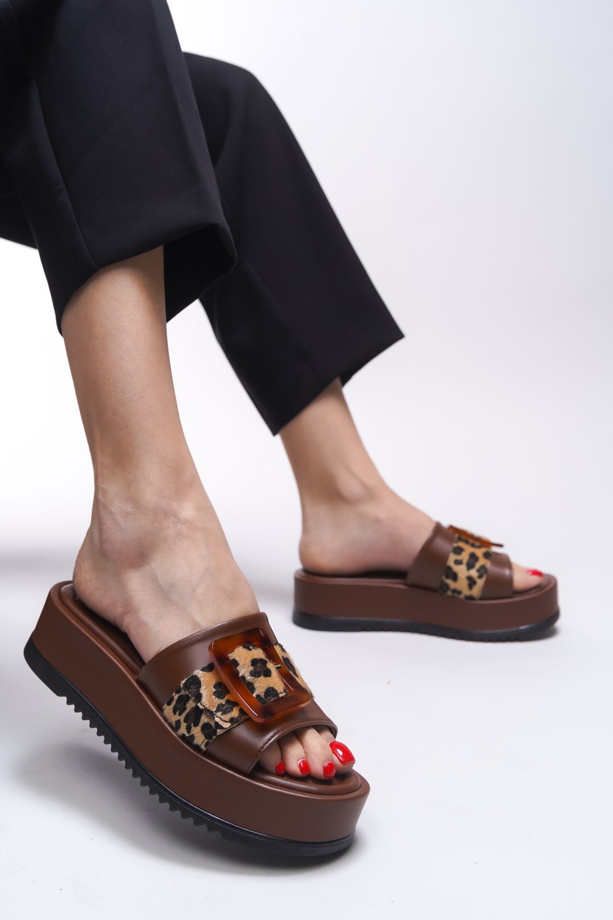 Yinqirelle Woman Slippers 001275 Brown Skin