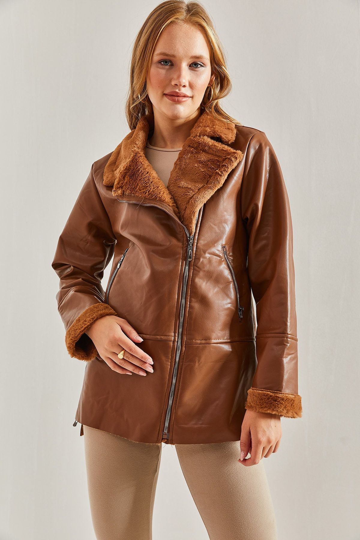 Small pocket detailed leather jacket with fur inside women