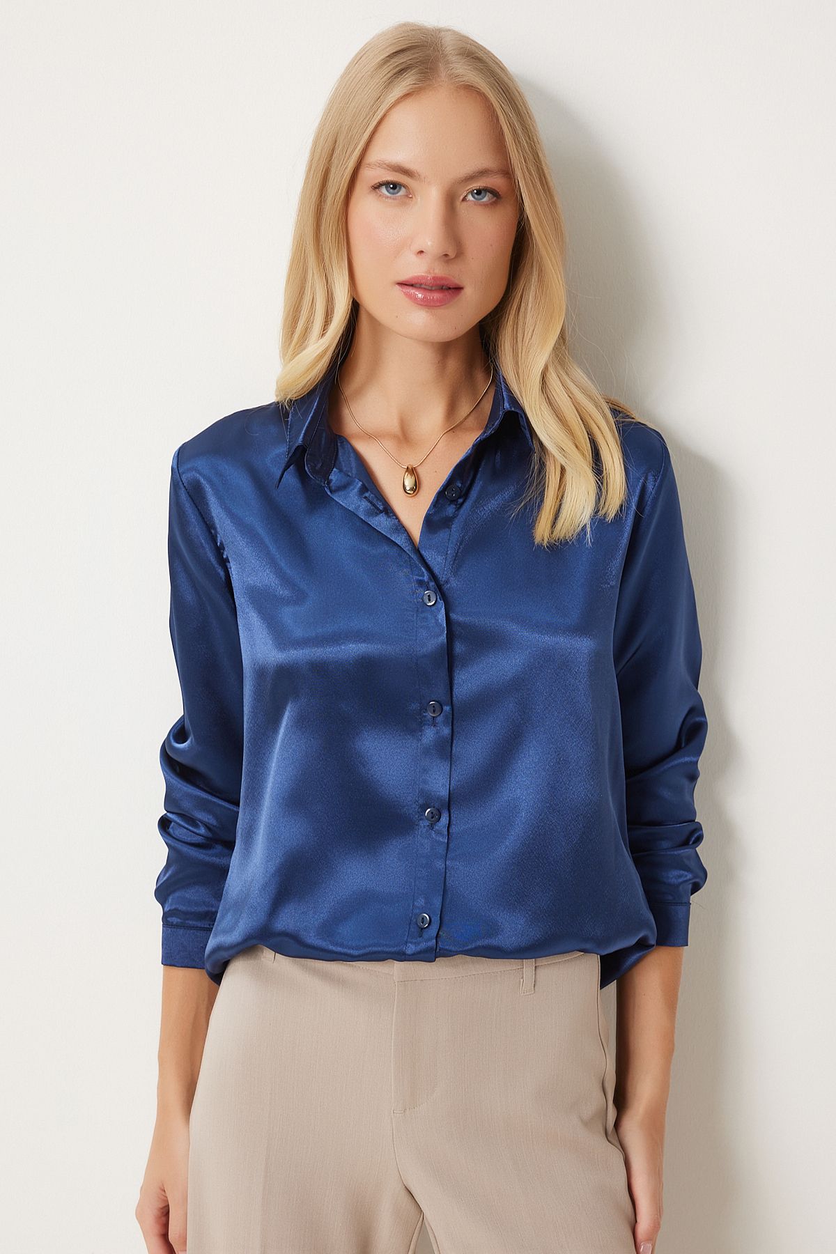 Woman Navy Blind Lightly Casting Satin Surface Shirt DD00990