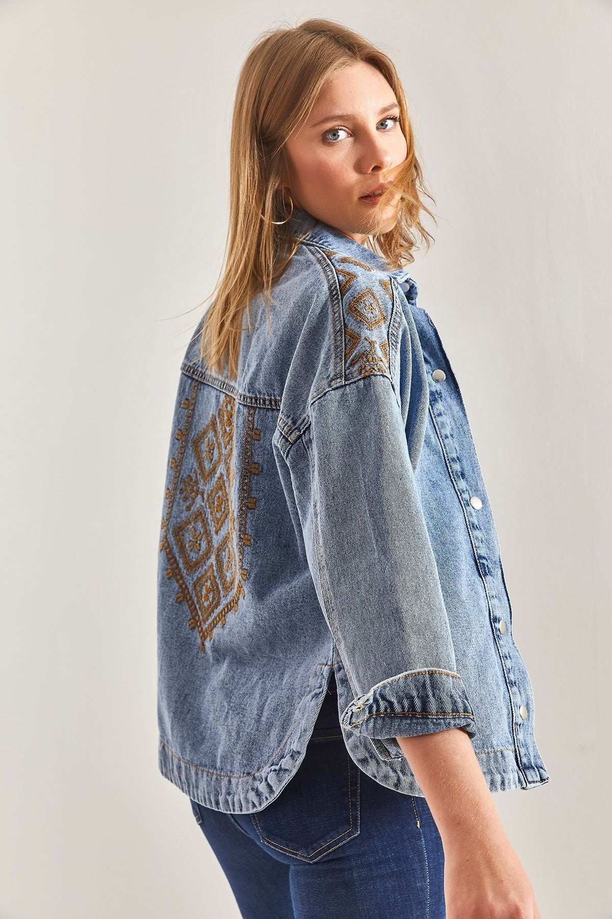 Women's embroidery jeans jacket