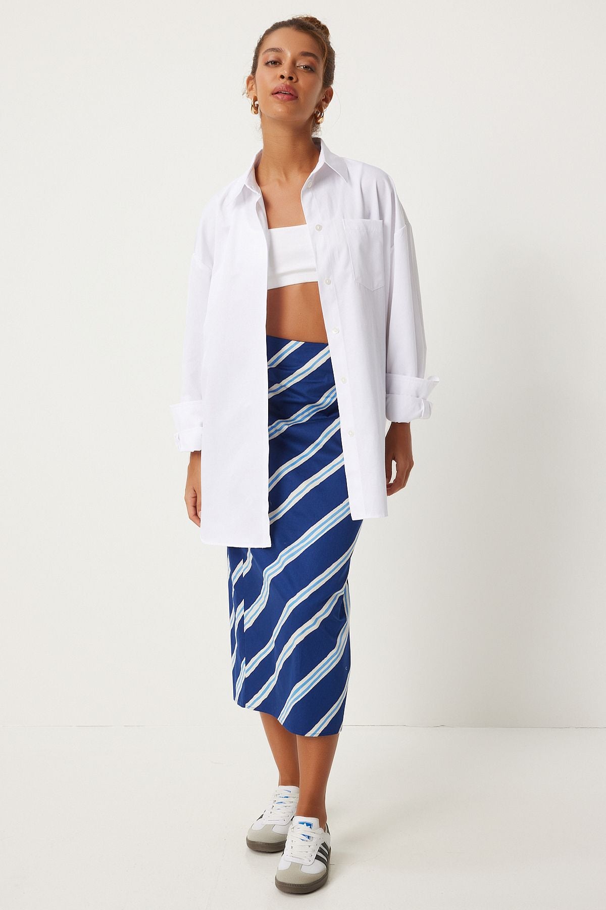 Woman with white pocket overwheel shirt FN03262