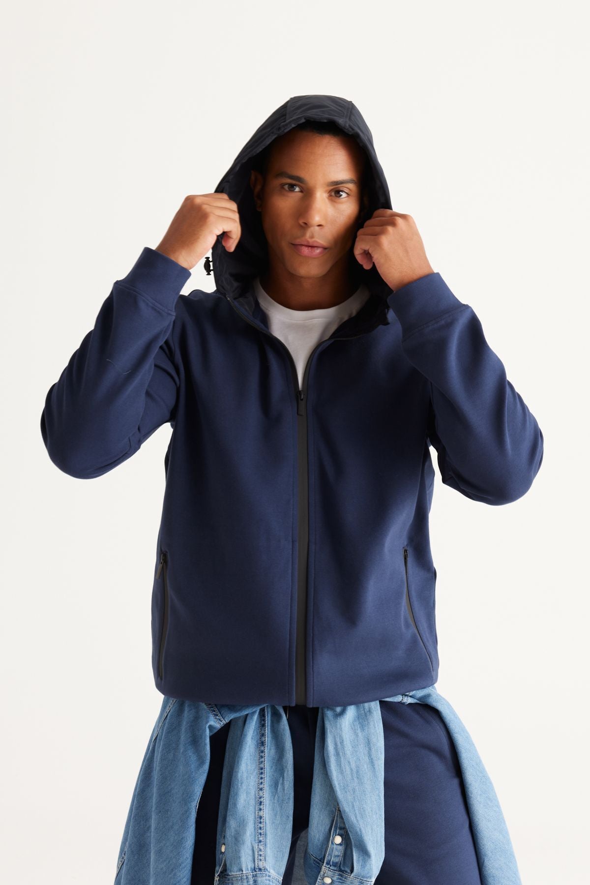 Men's navy blue standard fit normal cutting hooded zipper sweatshirt