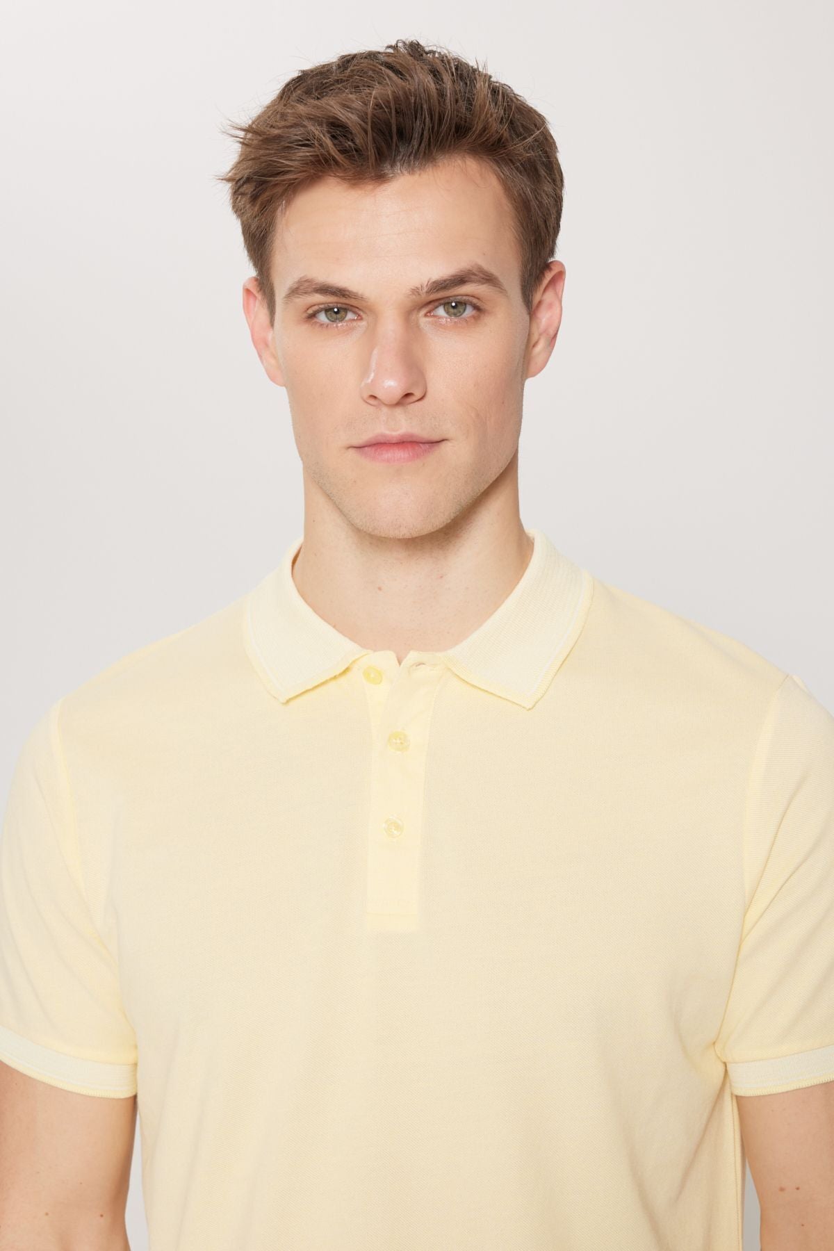 Men-drawn cotton fabric slim fit narrow cut yellow-white curled polo collar t-shirt
