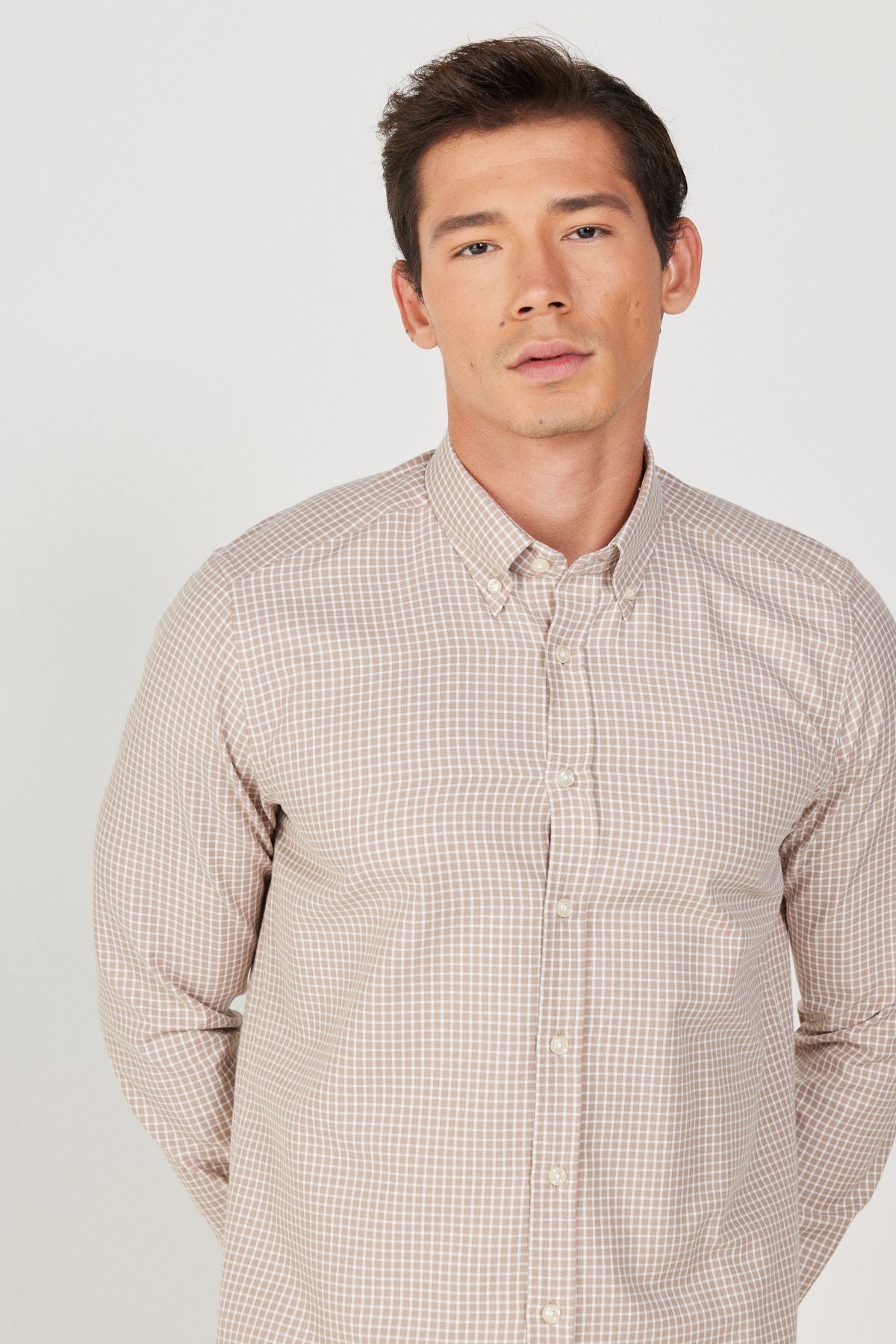 Men's beige-white slim fit narrow cut buttoned collar cotton checkered shirt