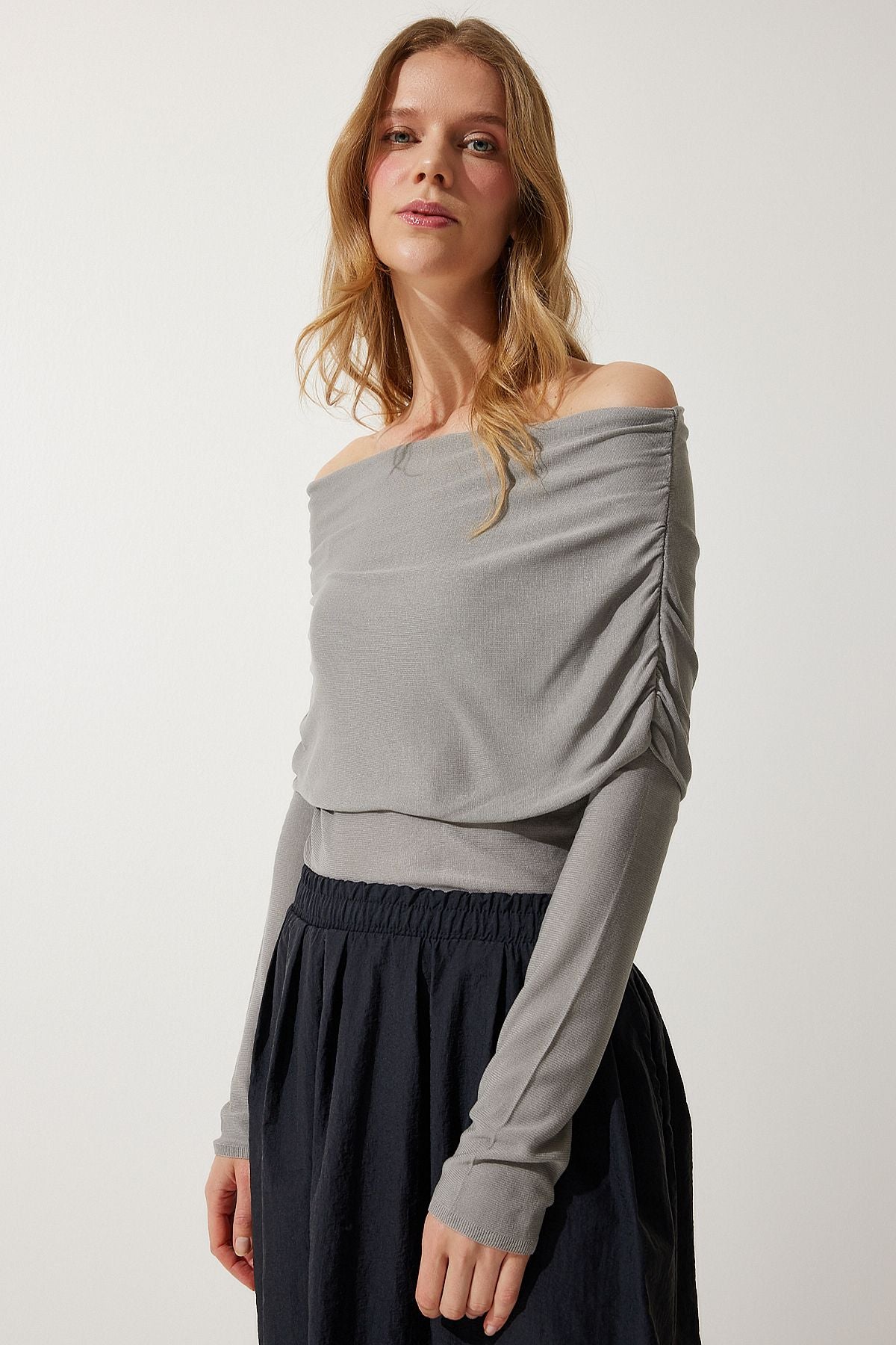 Women's Gray Shoulders Open Shirring Detailed Blouse US00920