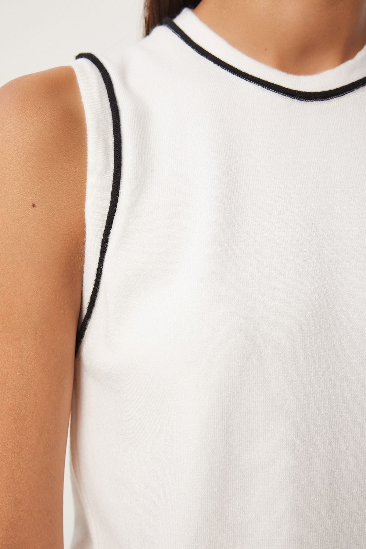 Woman White Sleeveless Triko Blouse PF00076