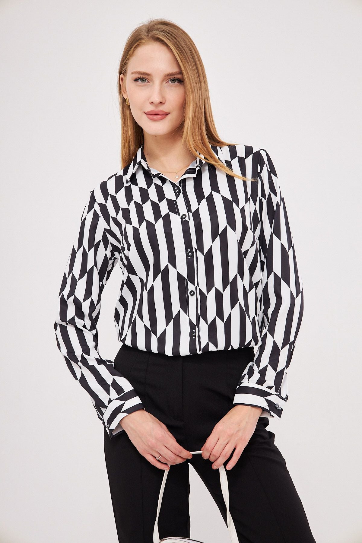 Women's Black-and-White Patterned Long Sleeve Shirt ARM-24K001017