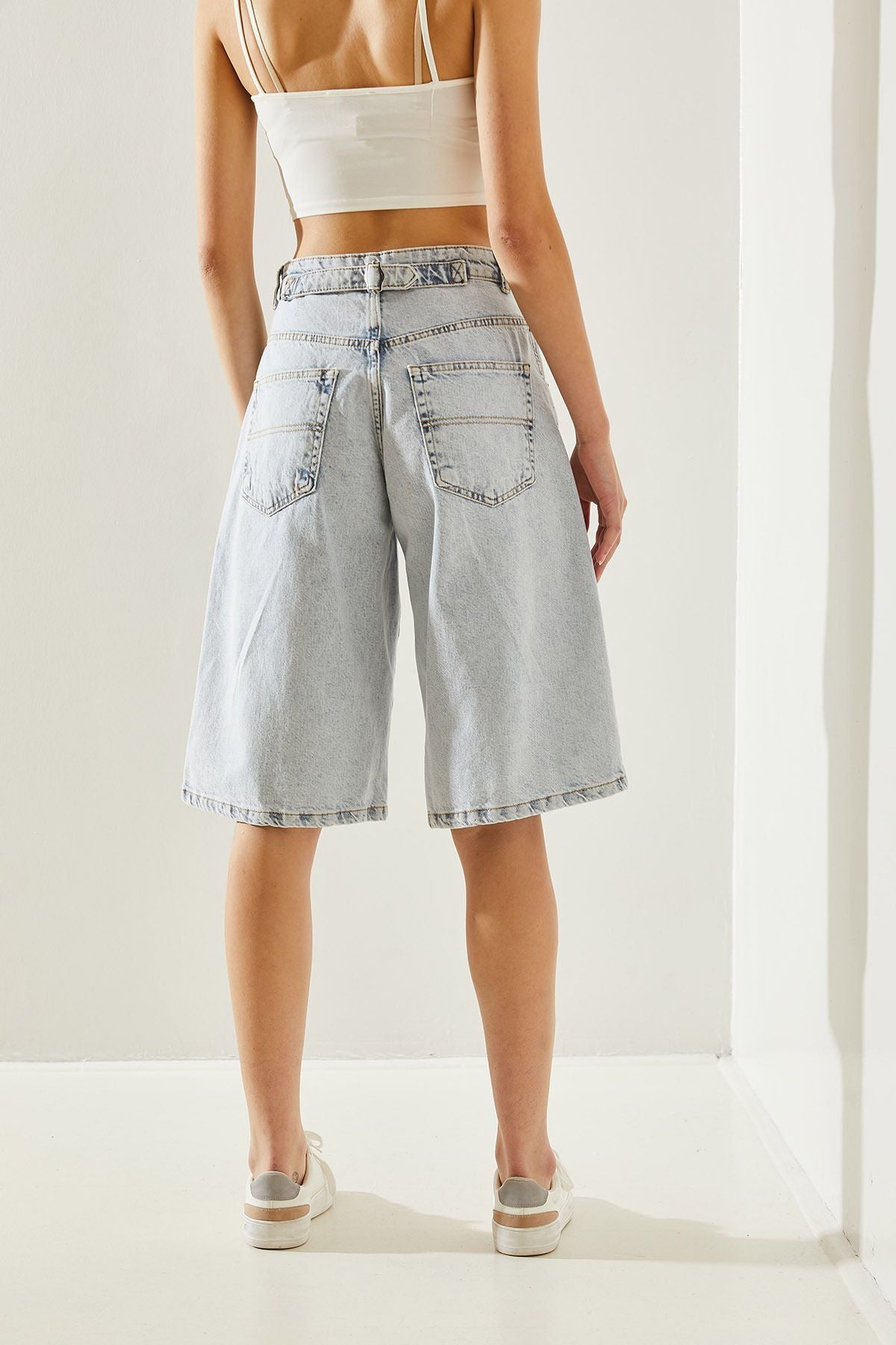 WOMEN'S Snow Washing Rear Belt Detail Baggy Shabby Shorts 60251174