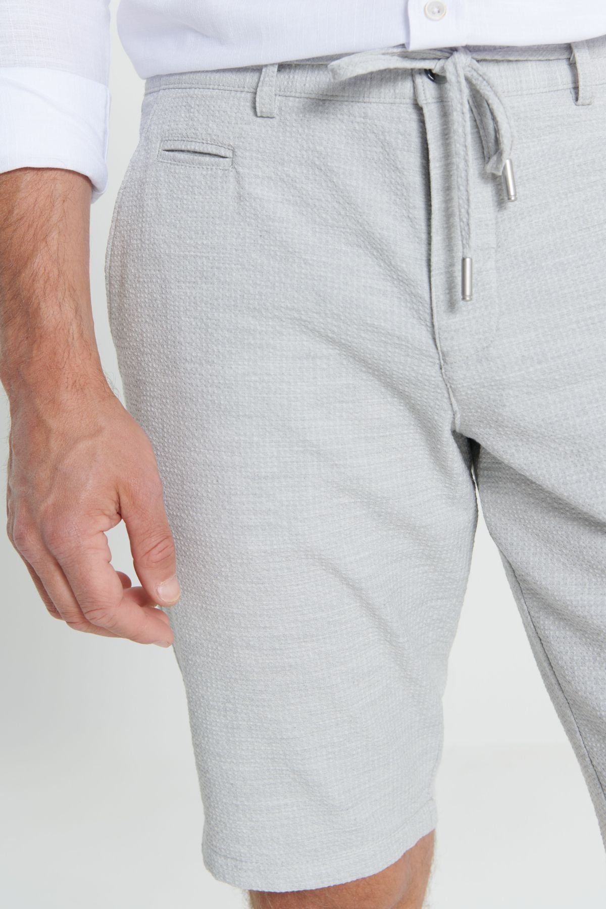 Men's gray slim fit narrow cutting side pocket with wafer patterned shorts
