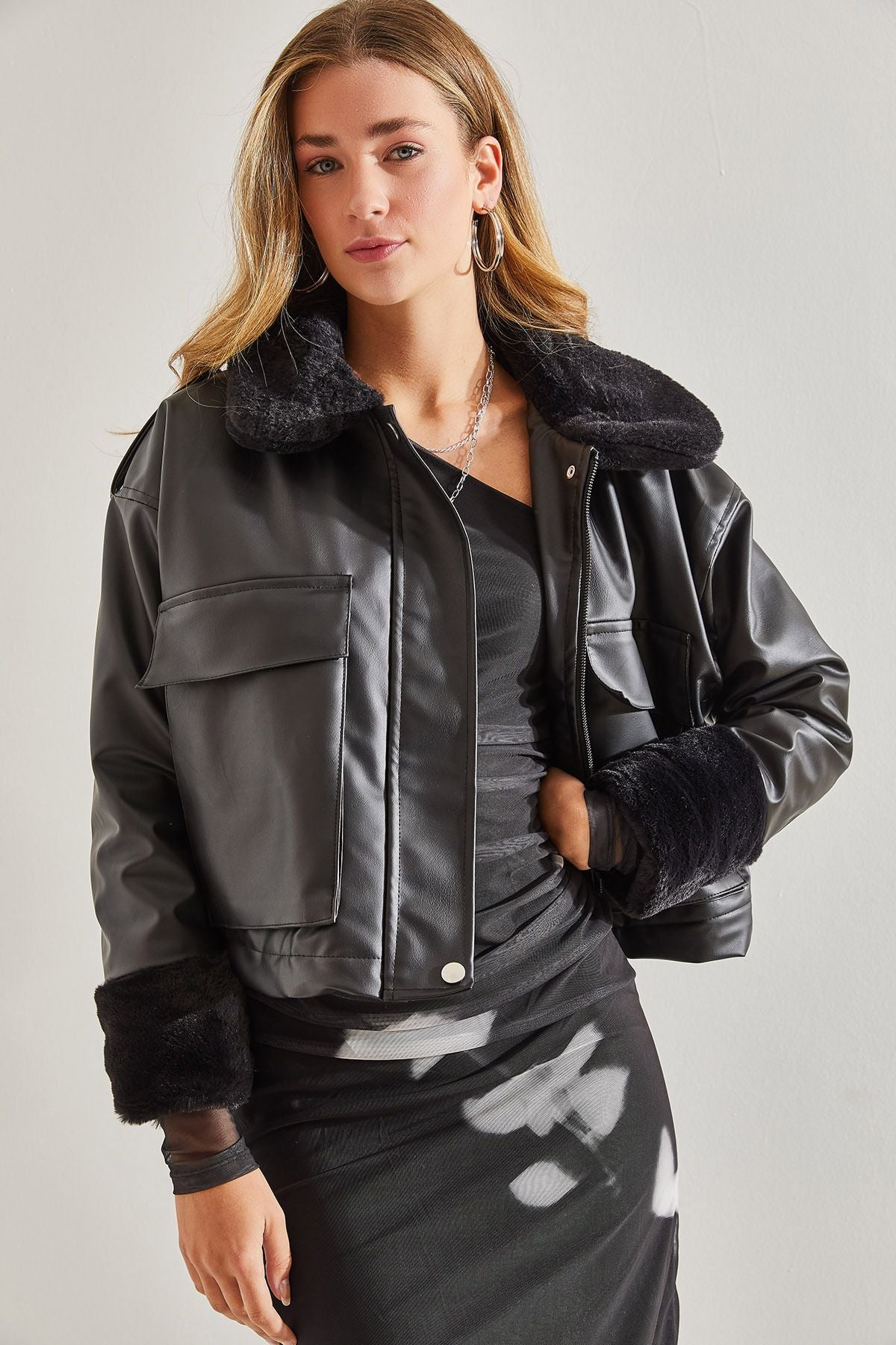 Female bellows pocket leather coat