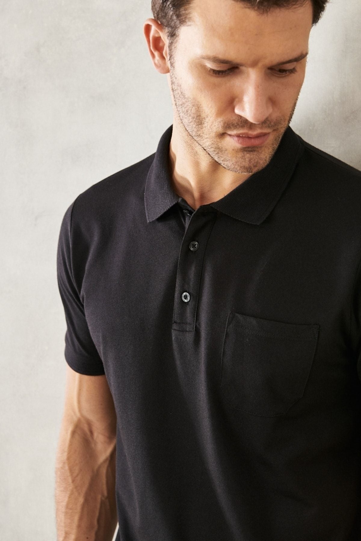 Men -drawn cotton fabric regular fit comfortable cut dark black curved polo collar t -shirt