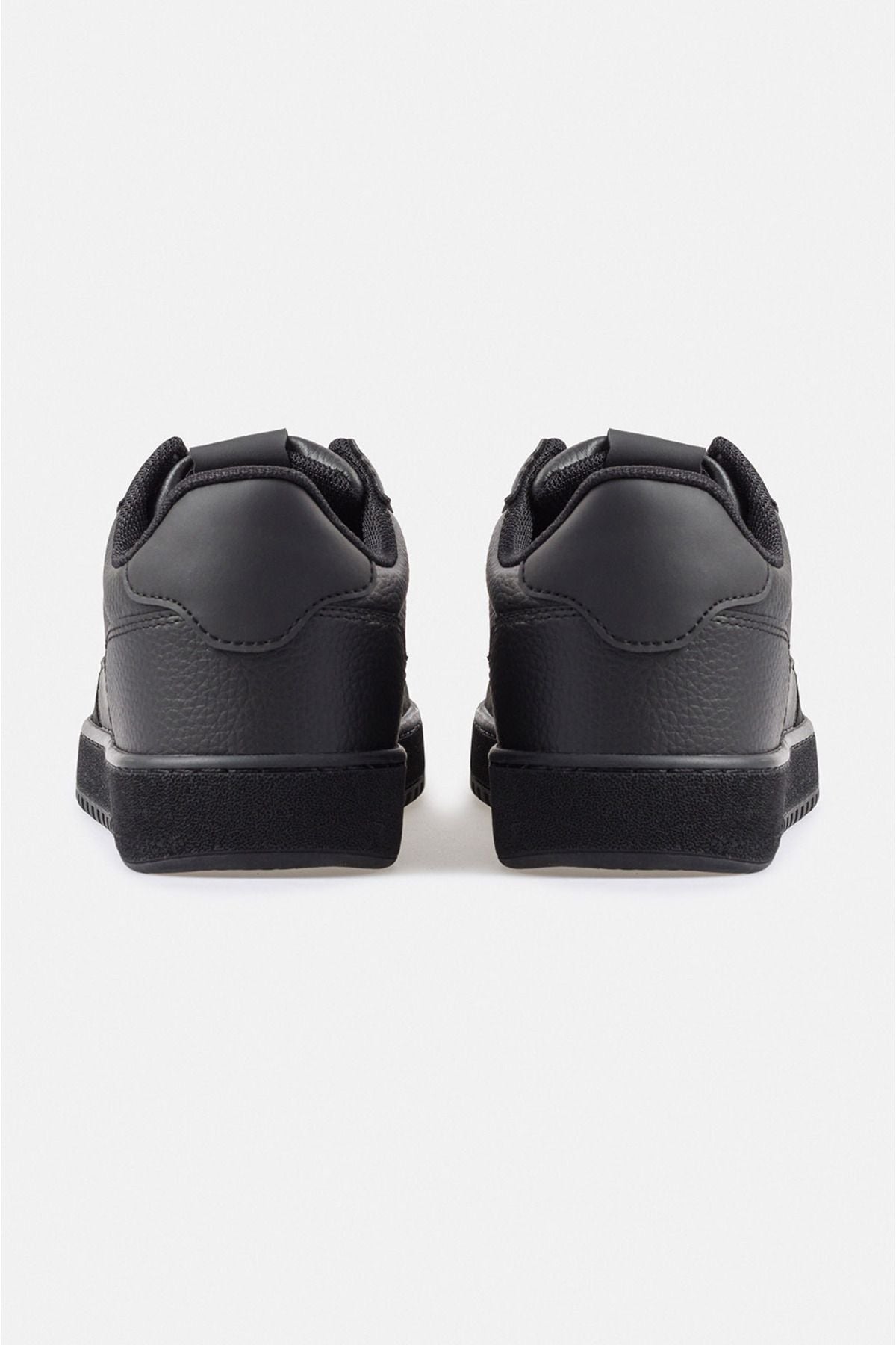 Men's black -piece flexible floor sneaker shoes A31y8025