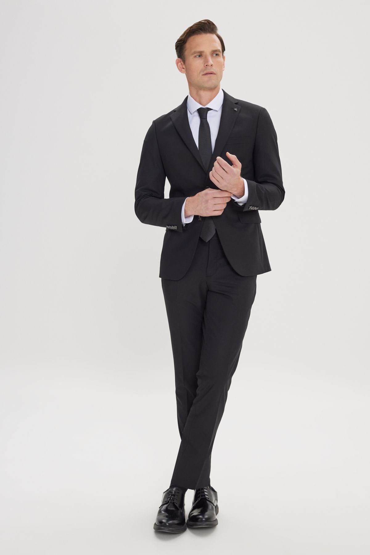 Men's black slim fit narrow cutting mono collar suits