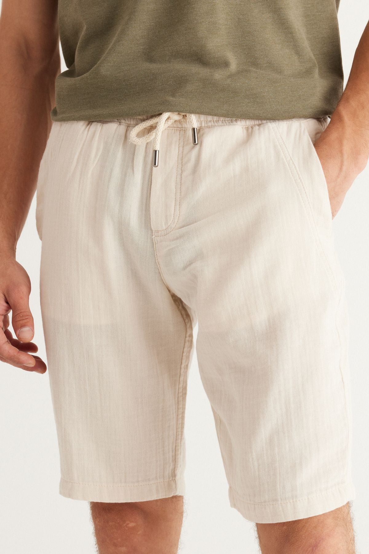 Men's Beige Slim Fit Narrow Cutting Side Pocket 100 %Cotton Muslin Patterned Shorts