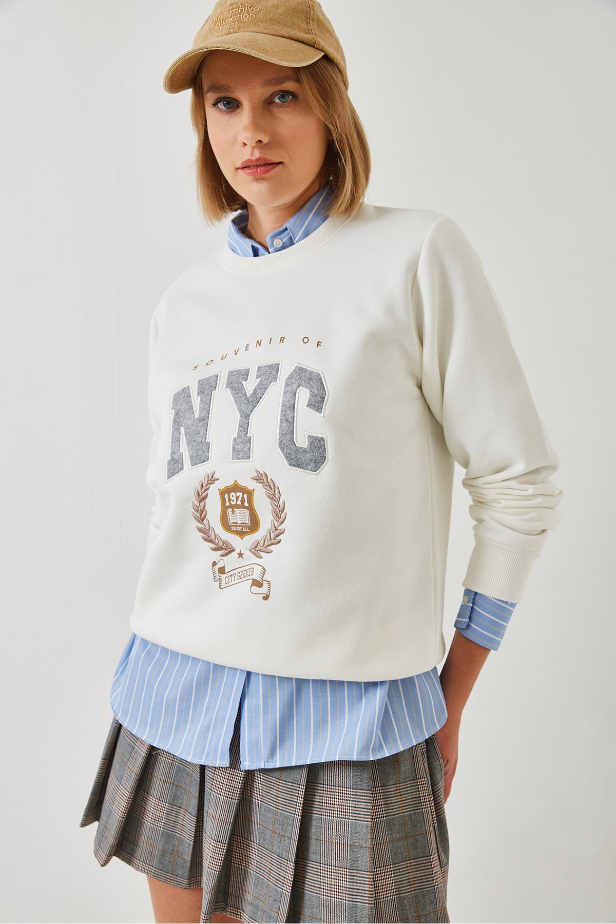 Women's Three Thread Raised Embroidered Sweatshirt 6476 60261023