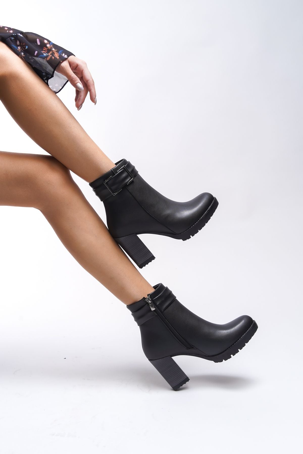 Isolniya Female buckle detailed high heeled boots 0012503 black skin