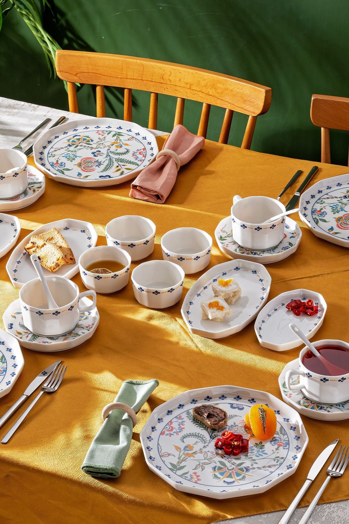 Bien Porcelain 32 Piece 6 Person Breakfast Set