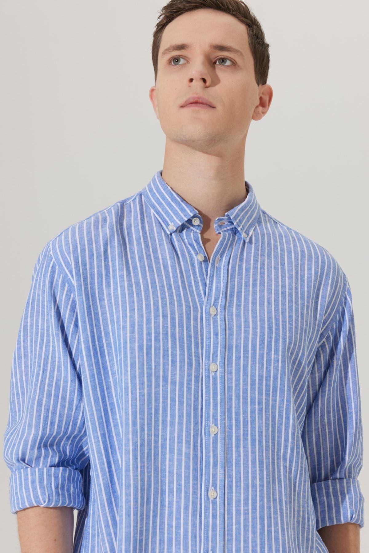 Men's white-blue linen comfort fit comfortable cutting buttoned shirts with collar striped