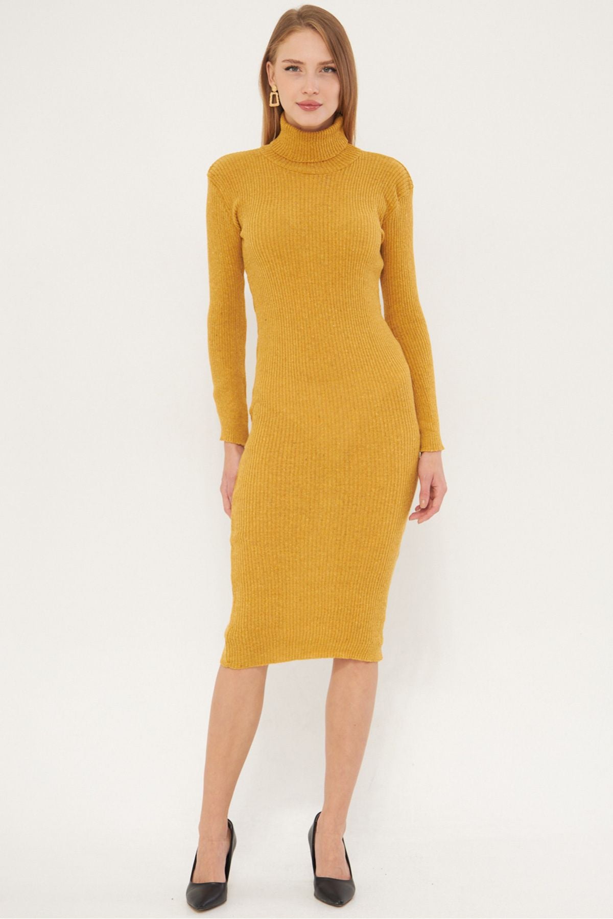 Woman mustard turtleneck sitting in the body of the cashcorse dress ARM-25K069001