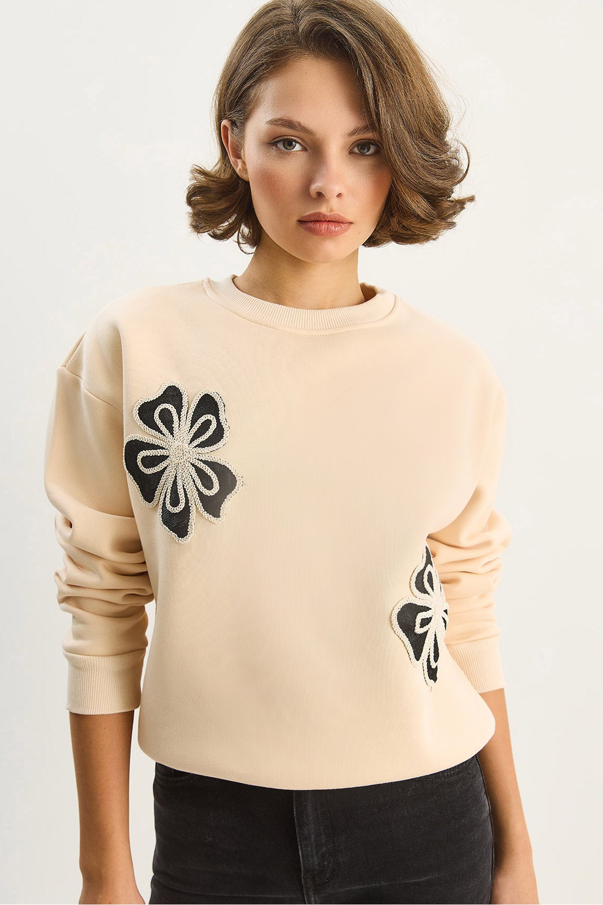 Women's Crew Neck Floral Embroidered Three Thread Raised Sweatshirt 60601045