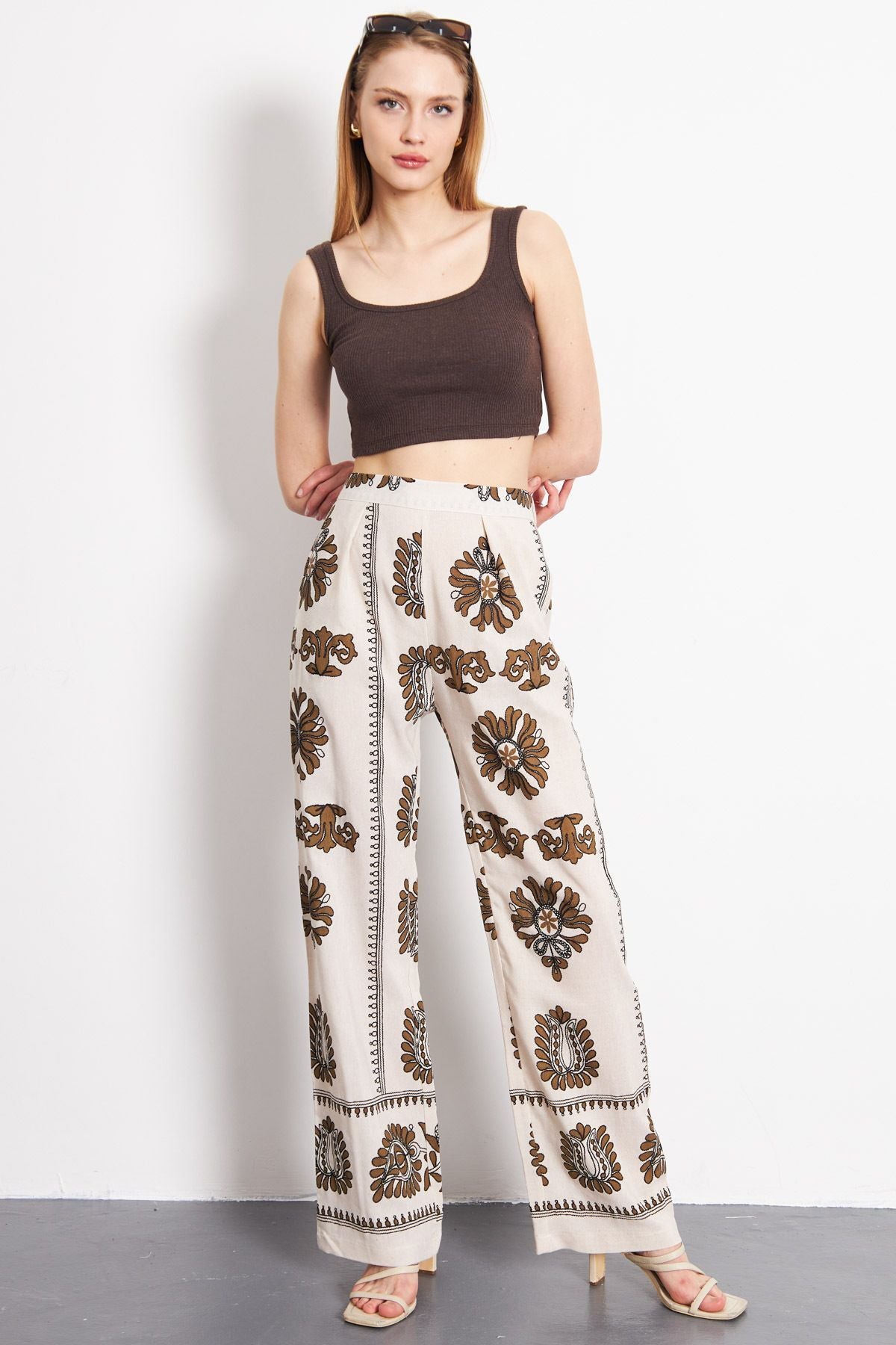 Woman Dark Khaki Khaki Pallazzo Pants with Patterned Patterned Patterned Patterned Arm-24y001069