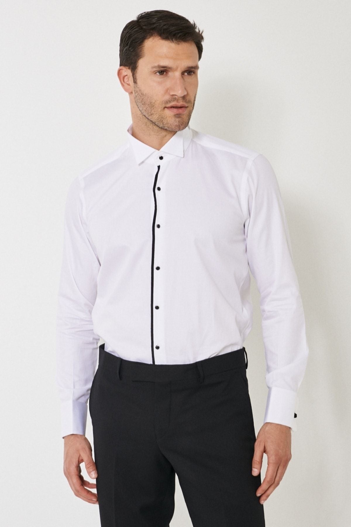 Men's white-black slim fit narrow cut 100 %cotton horse collar shirt