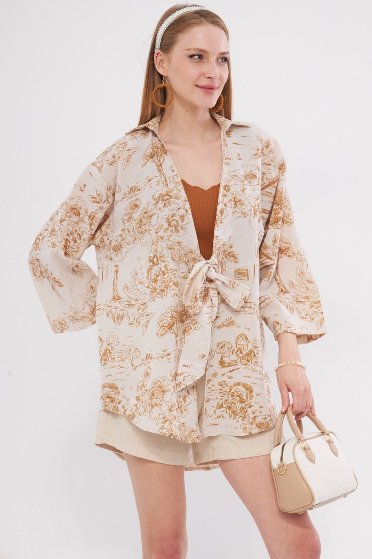 Women with light brown patterned linen-looking front-binding kimono shirt ARM-24Y001079