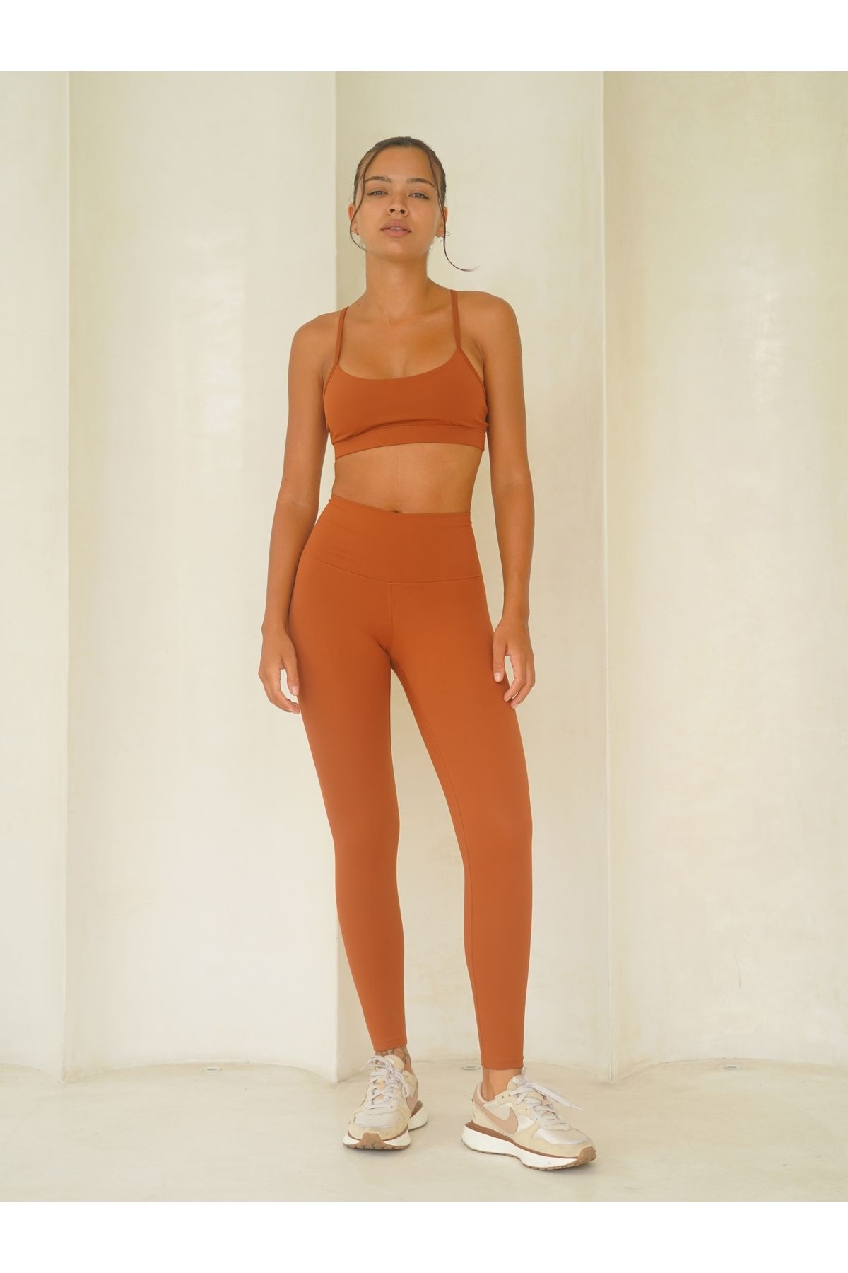 Cinnamon tights at the fold wrist level