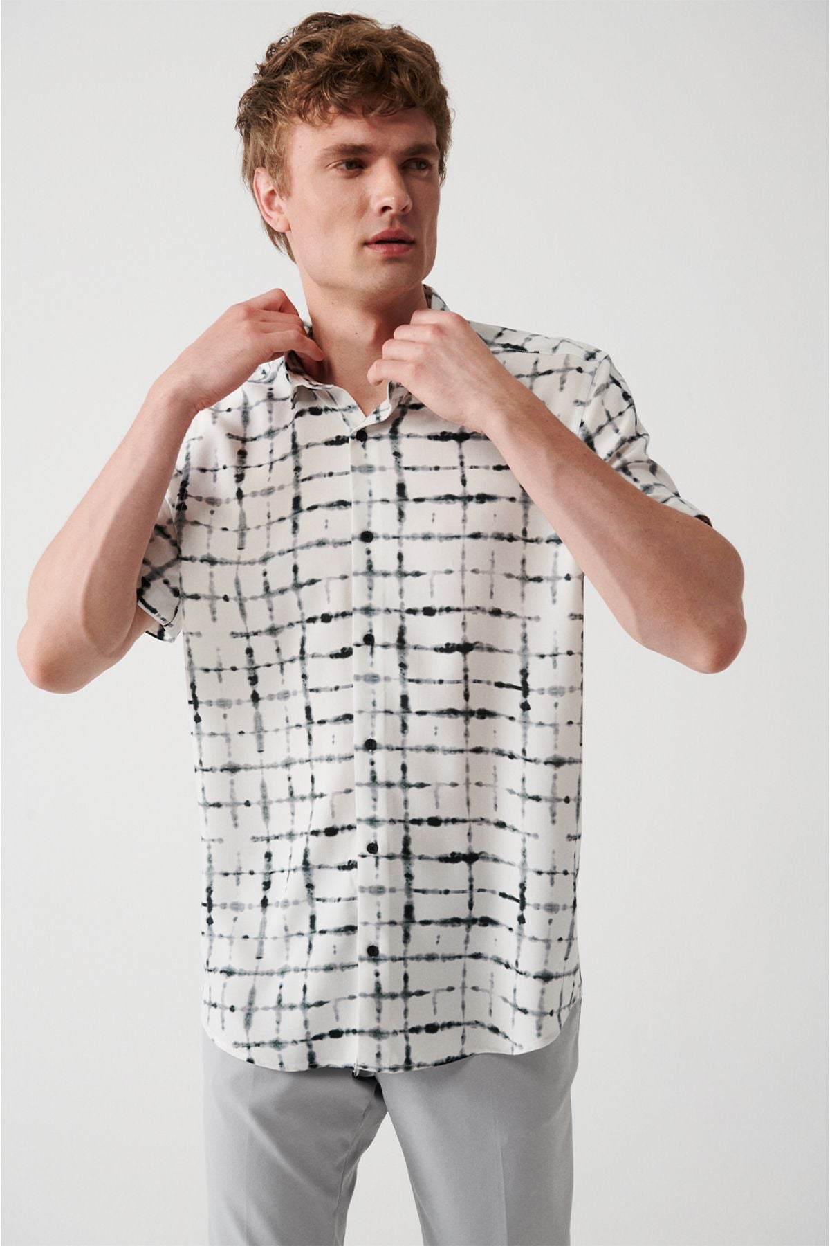 Men's white soft key patterned short sleeve shirt A31y2255