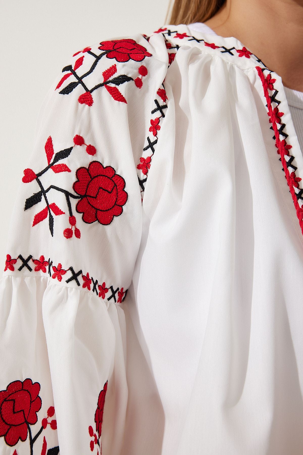 Women's White Embroidery Balloon Sleeve Poplin Blouse ES00158