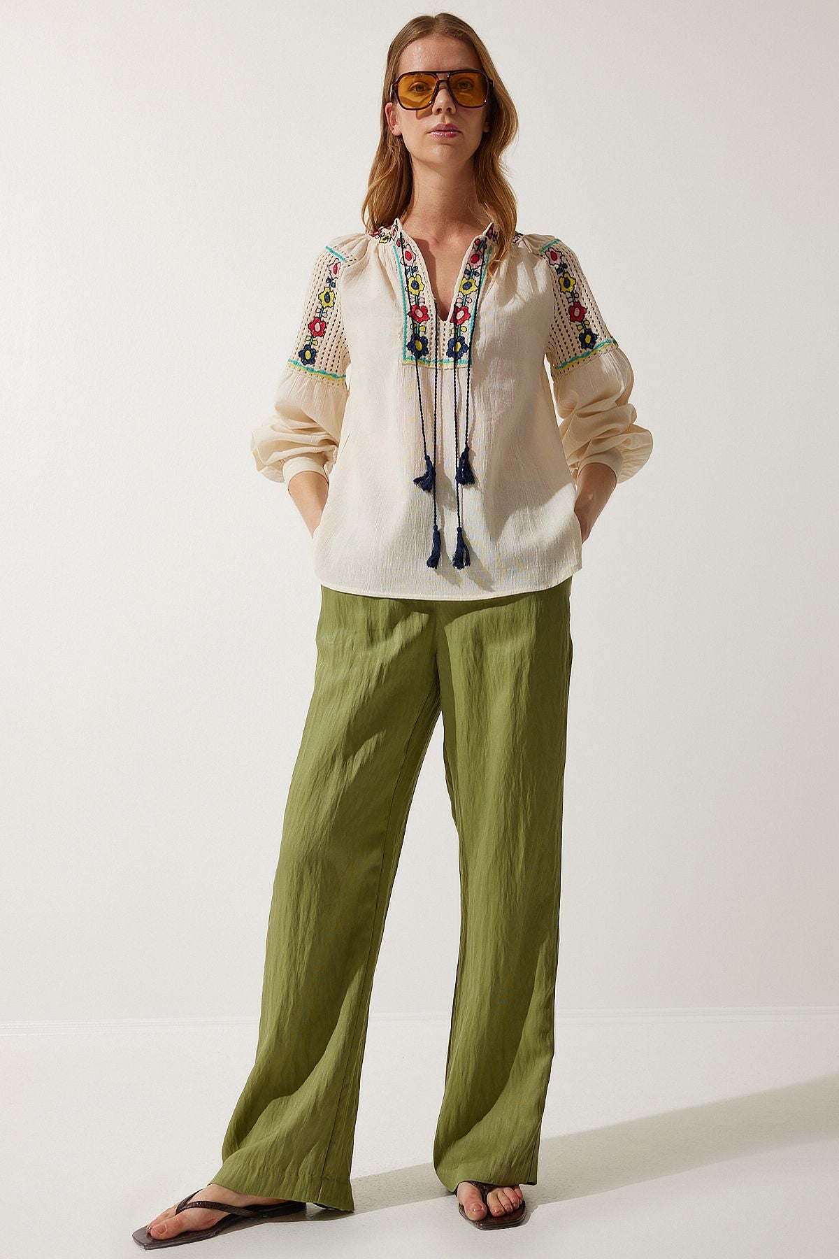 Women's Cream Flower embroidered linen blouse es00152