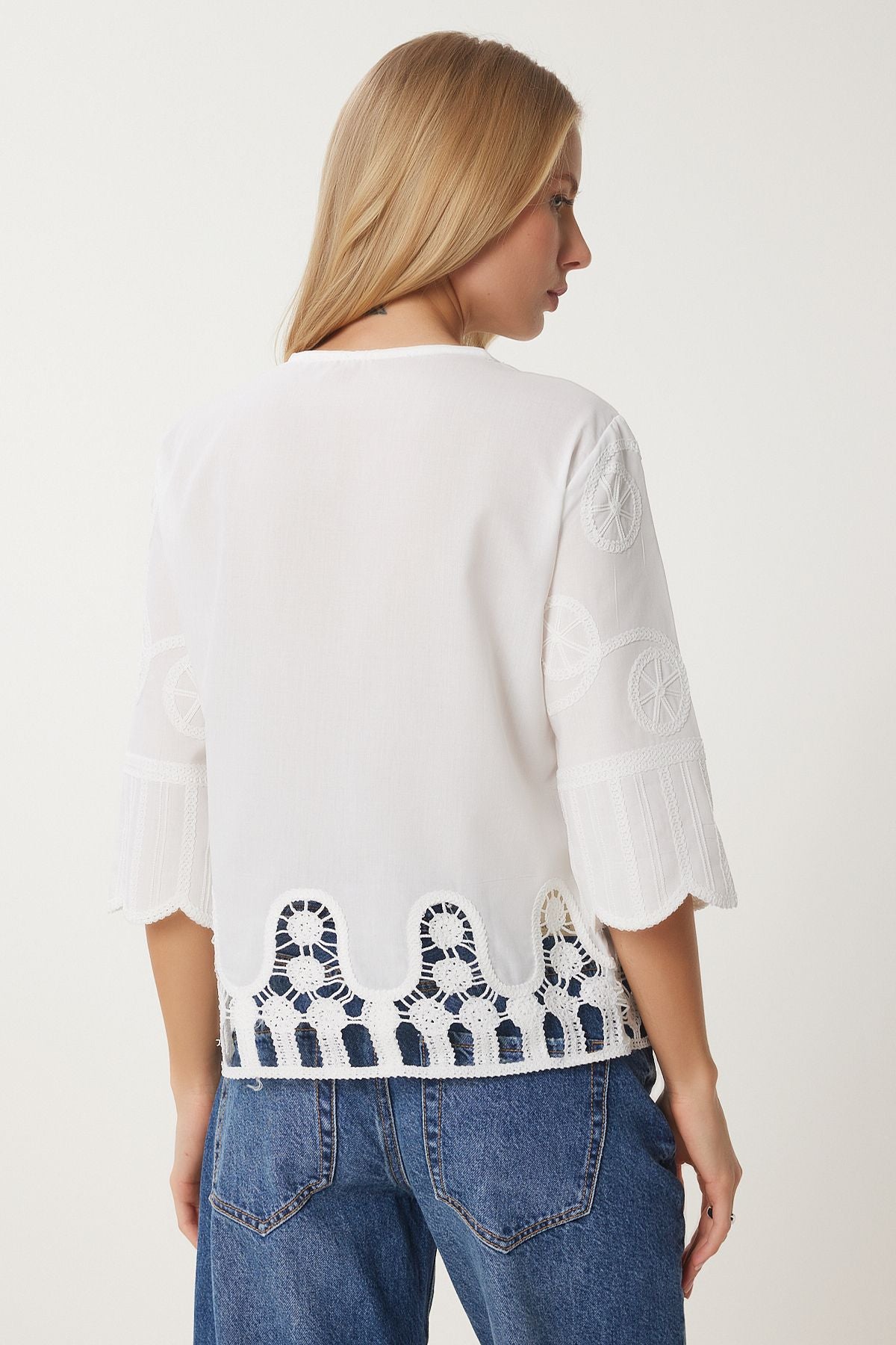 Woman White Romantic Embroidered Woven Shirt Blouse QS00012