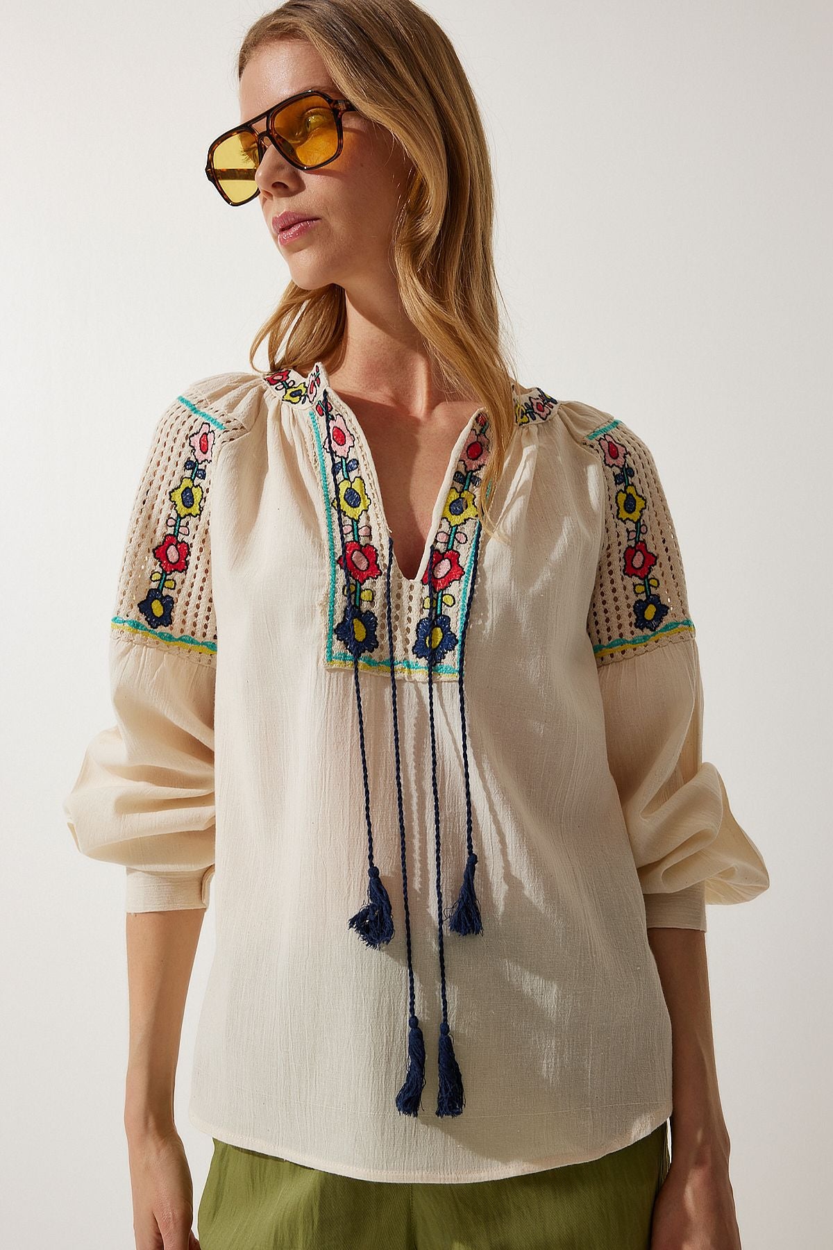 Women's Cream Flower embroidered linen blouse es00152