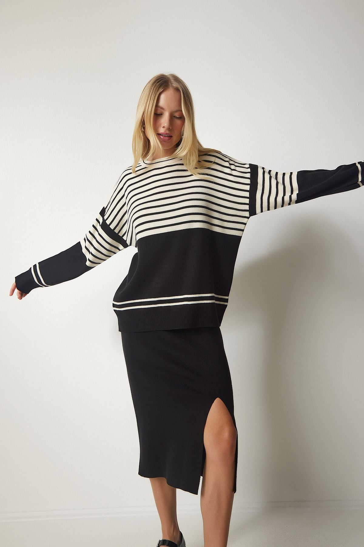 Female black striped sweater skirt knitwear set ki00104