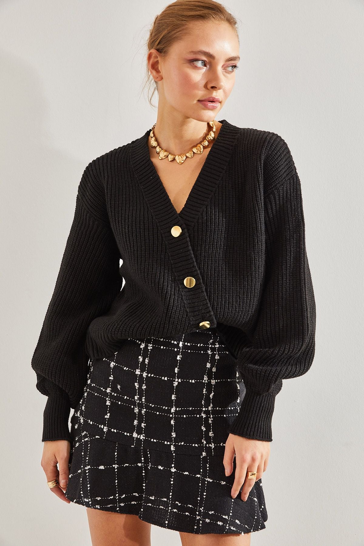 Woman croissant collar buttoned cardigan