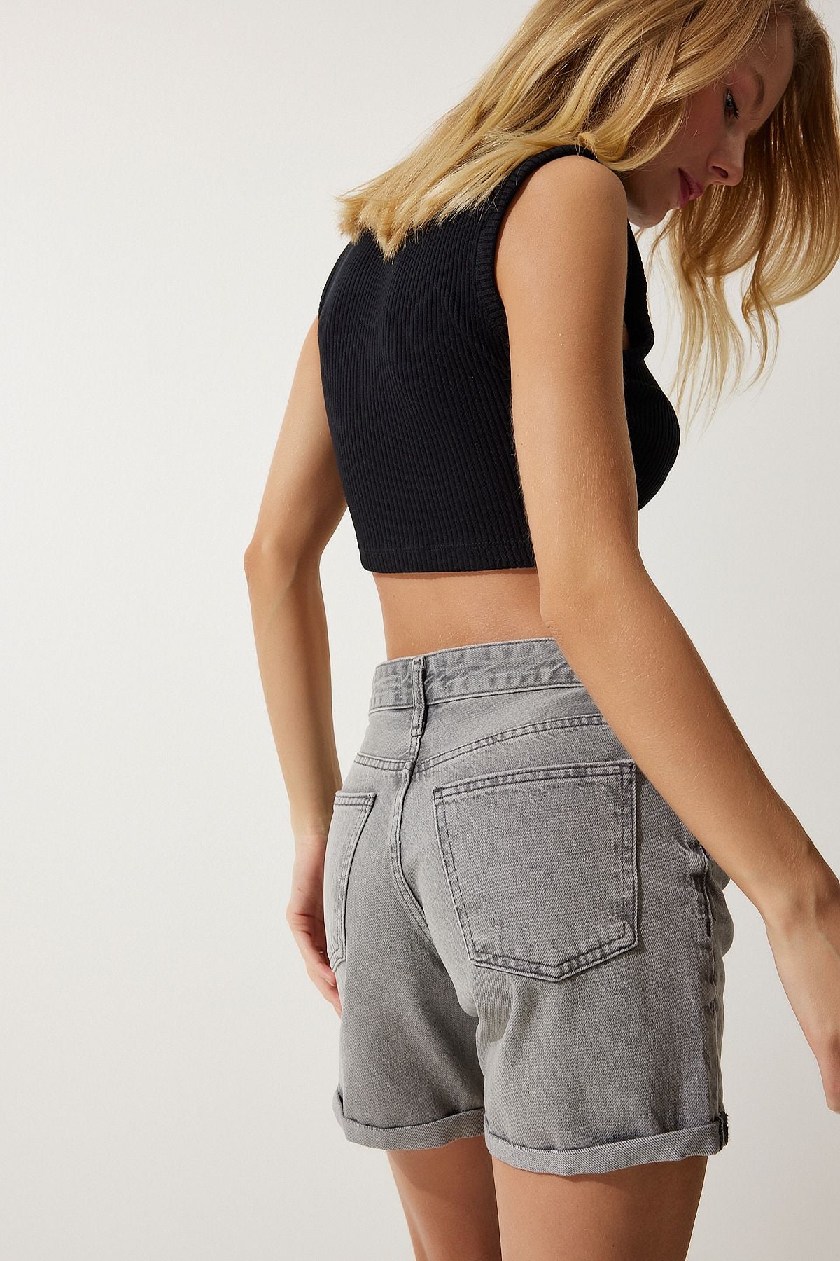 Women's gray pocket denim shorts ut00010