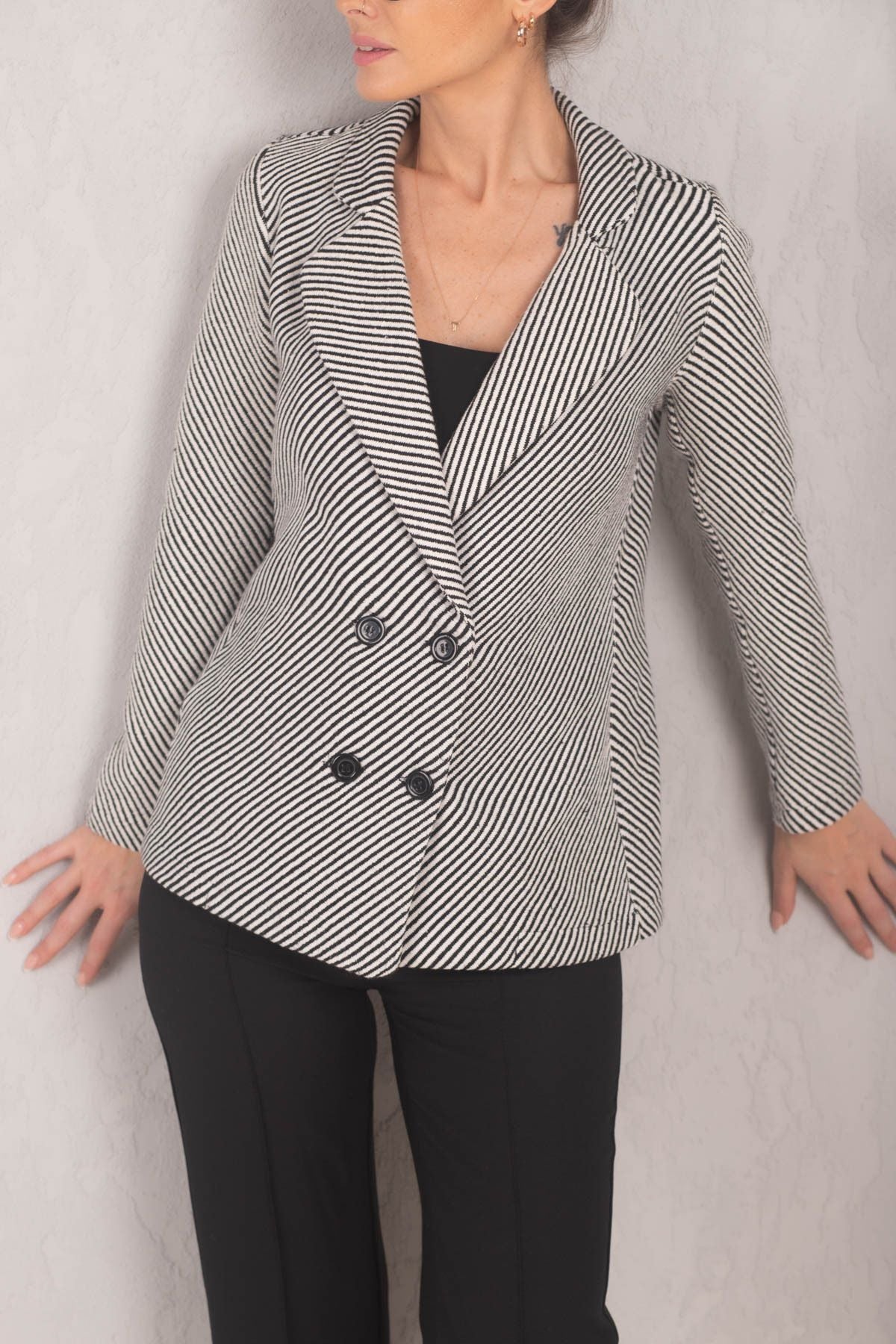 Four button with black-and-white line patterned stamp jacket ARM-24K001037