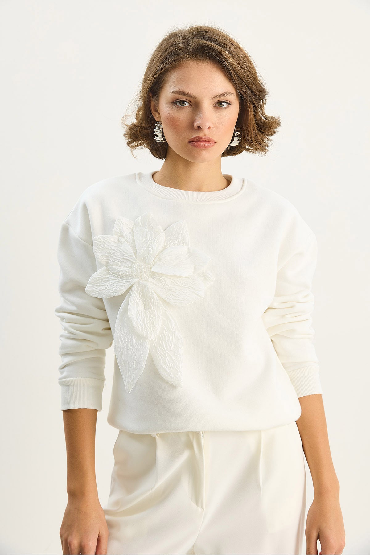 Women's Crew Neck Floral Accessory Three Thread Ribbon Sweatshirt 60601043