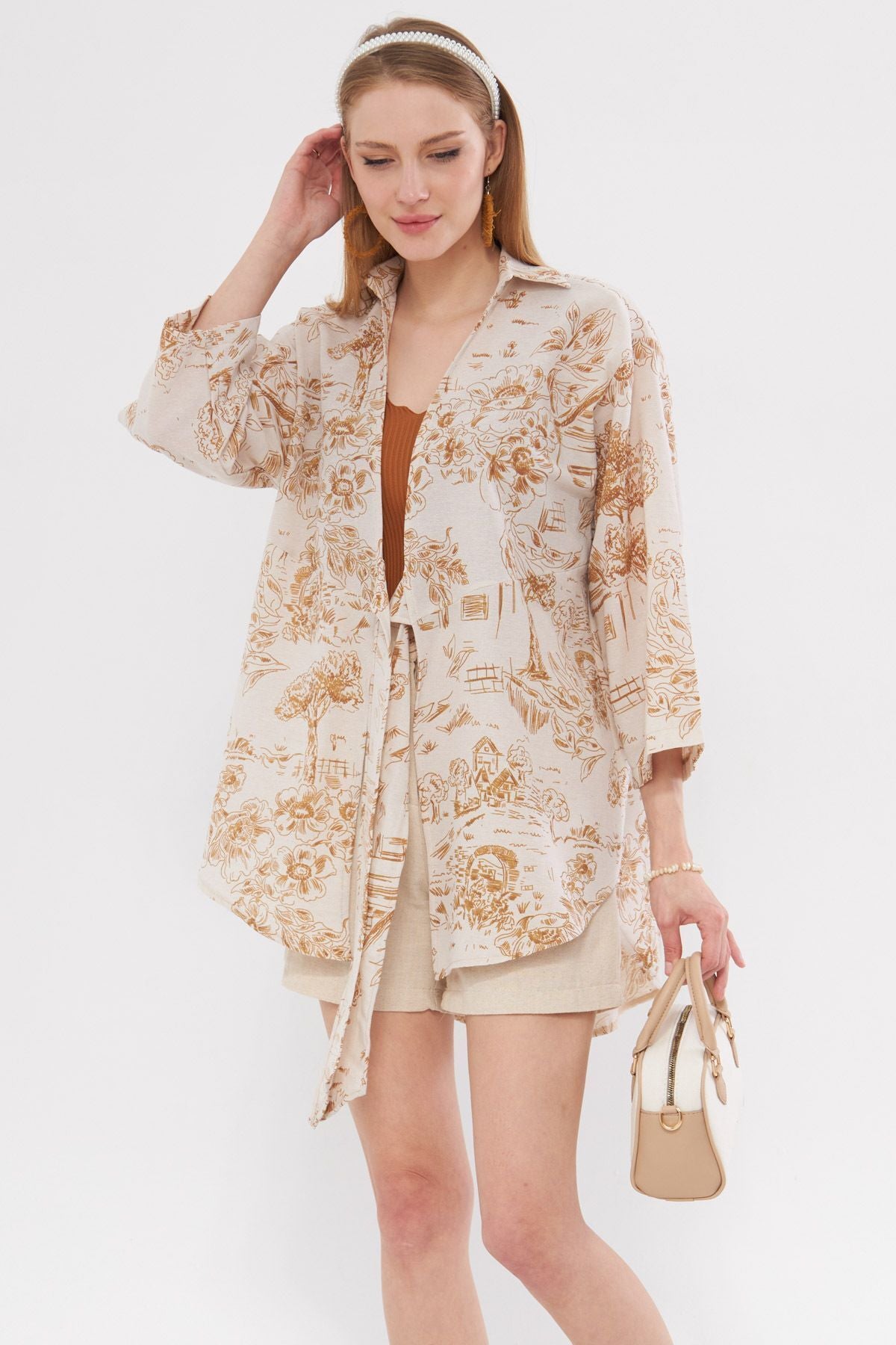 Women with light brown patterned linen-looking front-binding kimono shirt ARM-24Y001079