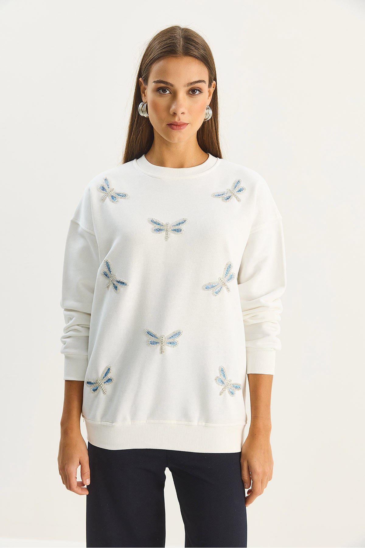 Women's Crew Neck Dragonfly Stone Embroidered Relaxed Sweatshirt 1558 60283660