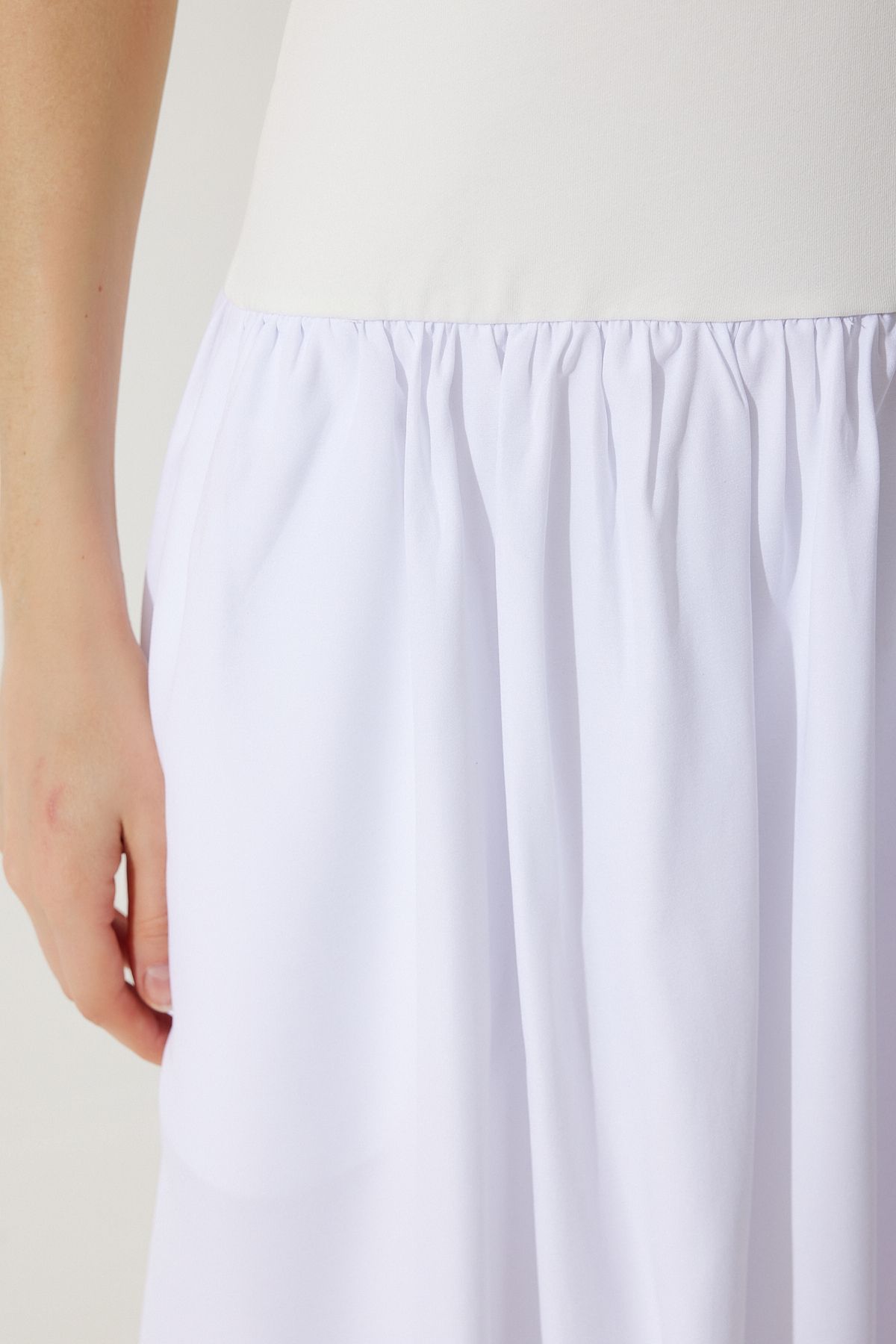 Woman White Balloon Midi Dress UB00276