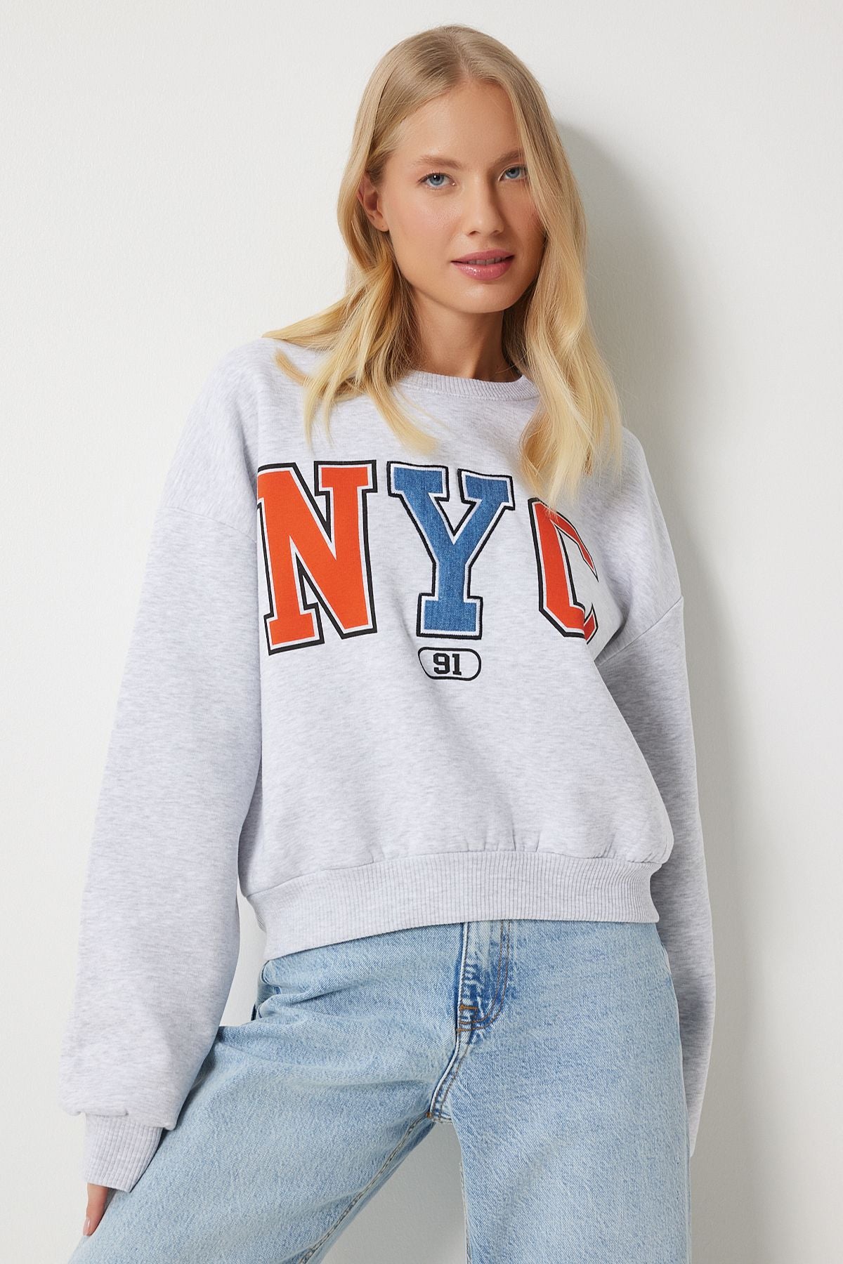 Female Gray Slogan Crourage Sweatshirt MP00028