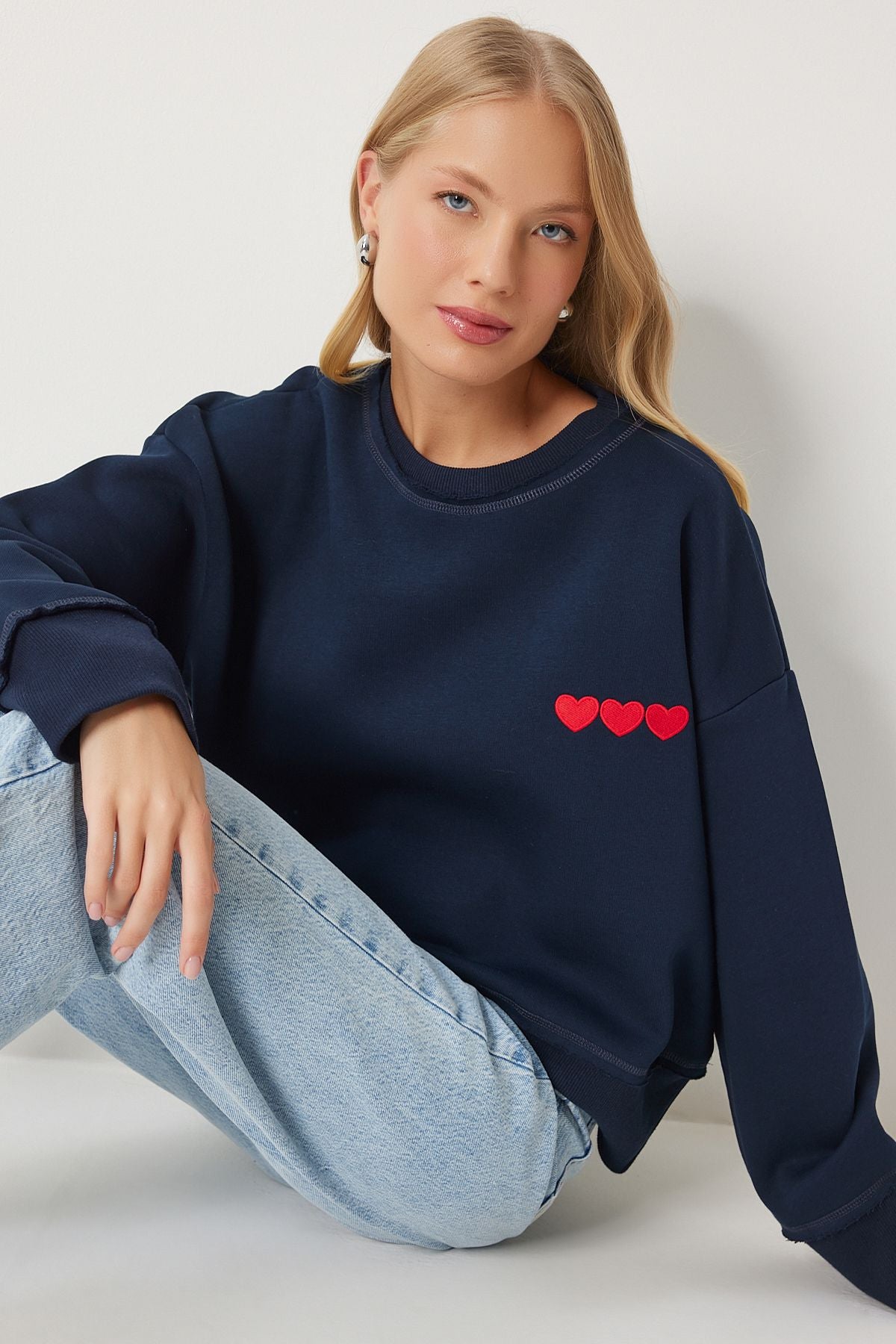 Woman Navy Blue Heart Embroidery Sweatshirt DP00216