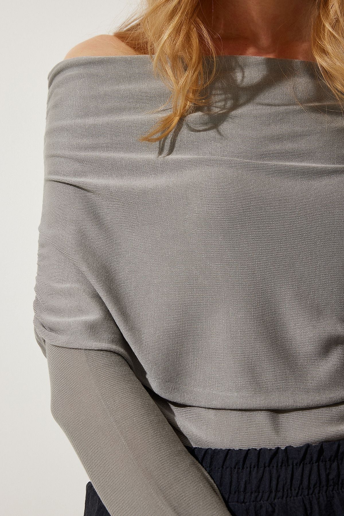 Women's Gray Shoulders Open Shirring Detailed Blouse US00920