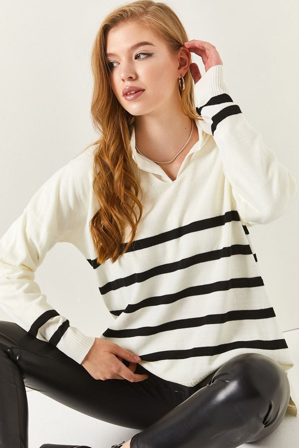 WOMEN ECRU V YAKA striped front short back long sweater ARM-20K012008